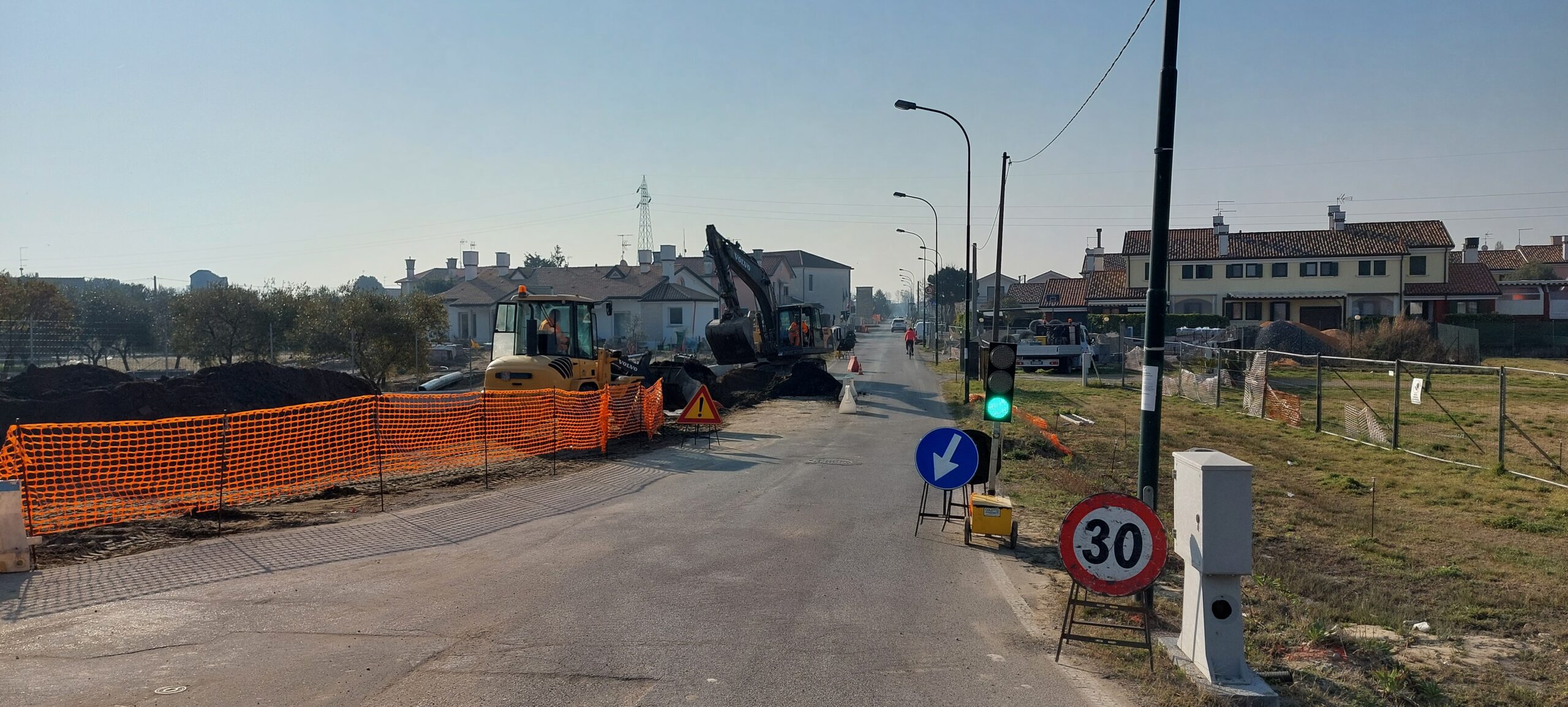 VIA DELLA FONTE, CONTINUANO I LAVORI ANCHE D’ESTATE CON REGOLAMENTAZIONE DELLA VIABILITÀ